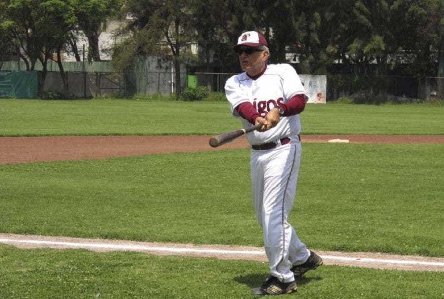 AMLO en un partido de beisbol