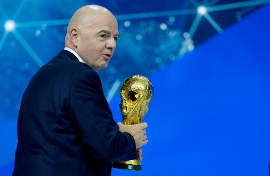 Gianni Infantino con la Copa del Mundo