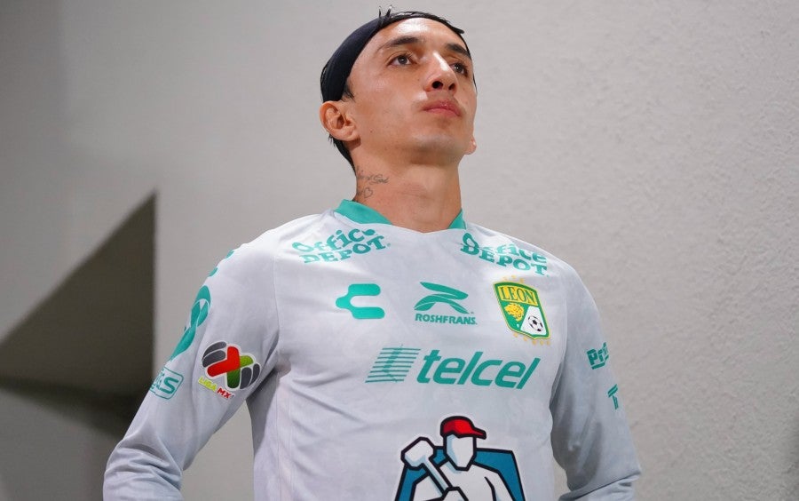 Omar Fernádez con la playera de León