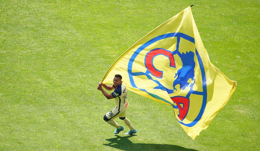Martínez festeja título de la Sub 20 con bandera de América