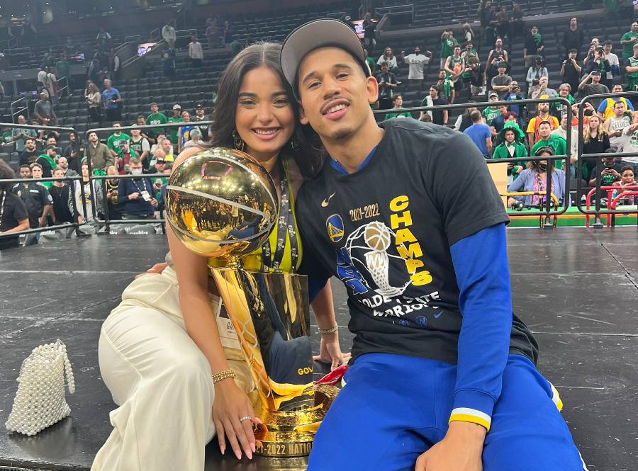 Toscano y su pareja con el título de la NBA