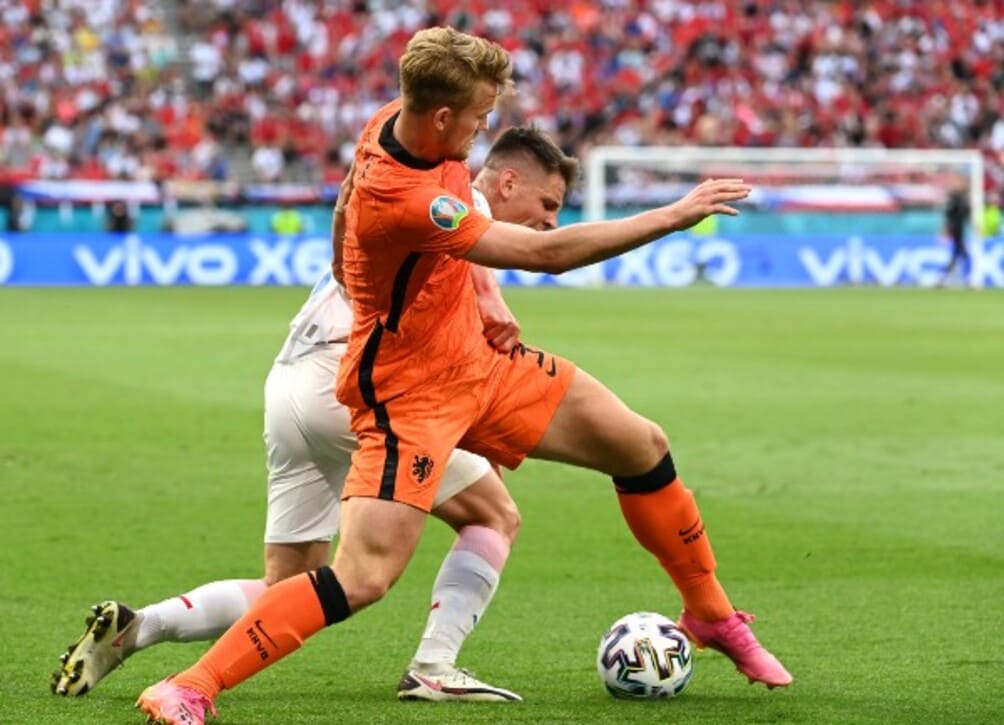 De Ligt disputando en el balón