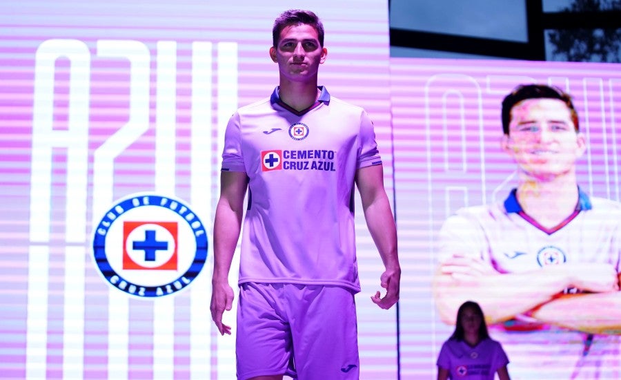 Sebastián Jurado en presentación del uniforme del Cruz Azul