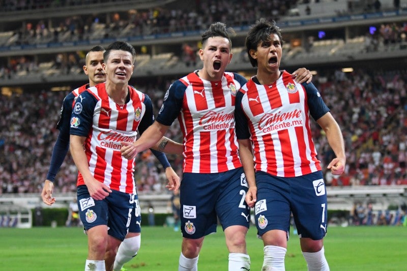 Jugadores de Chivas en festejo de gol