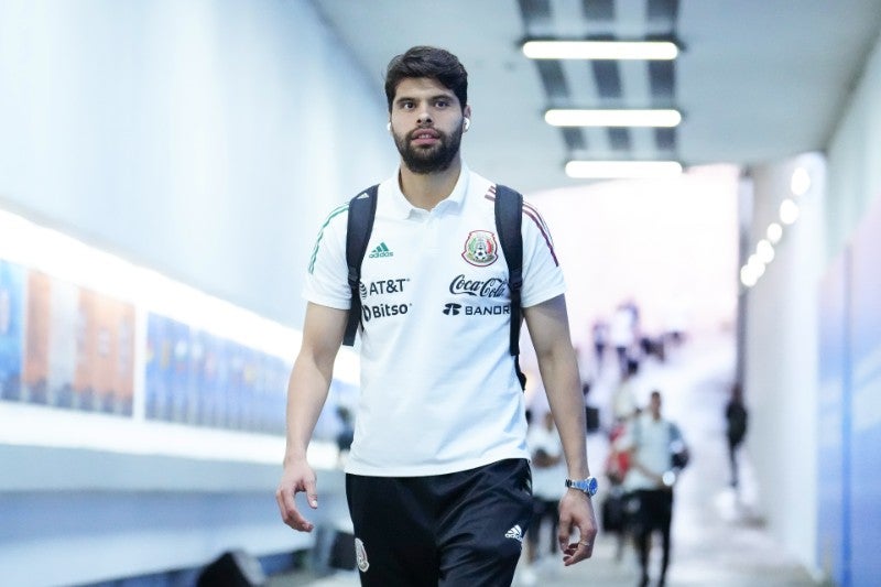 Araujo llegando a concentración con la Selección Mexicana