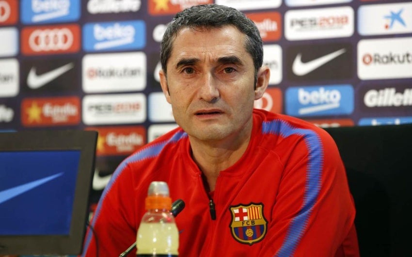 Ernesto Valverde dirigiendo al Barcelona