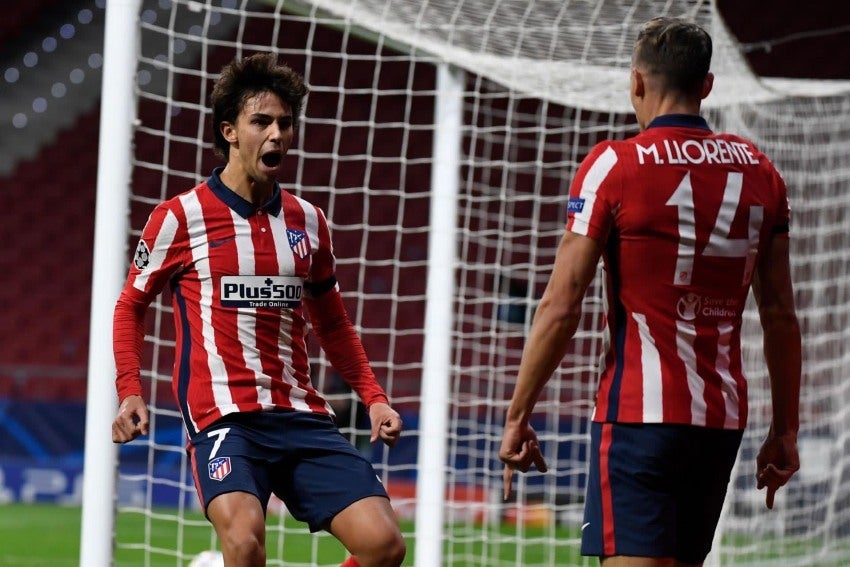 Joao Félix celebrando un gol con Llorente en la 2020-2021