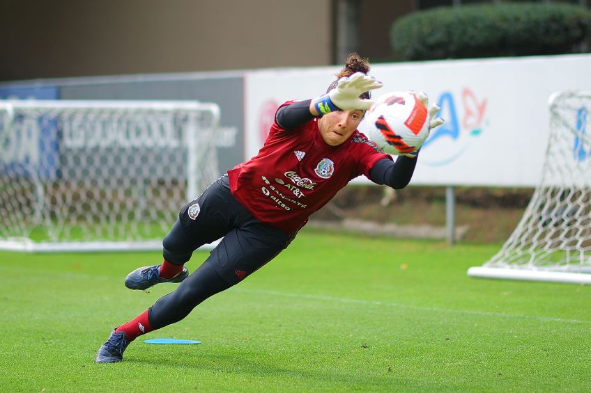 Alejandría Godínez entrenando con el Tri Femenil