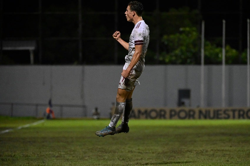 Esteban Lozano celebrando un gol con el Tri