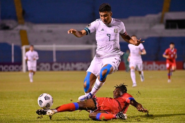 Jesús Hernández en acción con el Tri