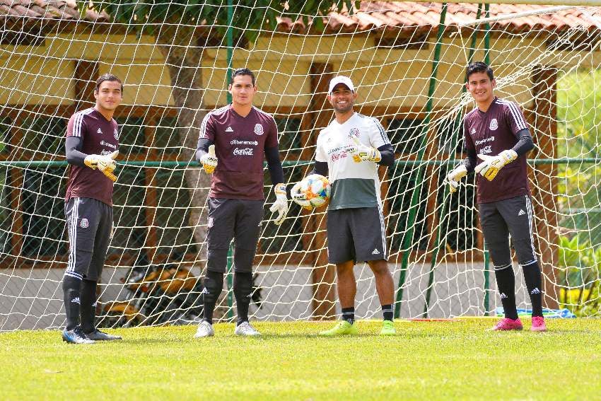 Gurrola entrenando a porteros juveniles