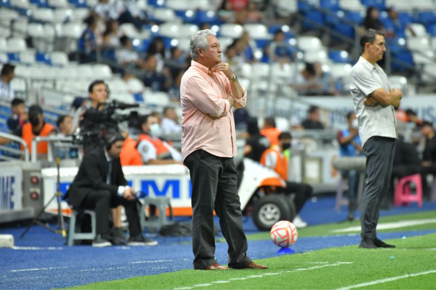 Víctor Manuel Vucetich dirigiendo a Rayados