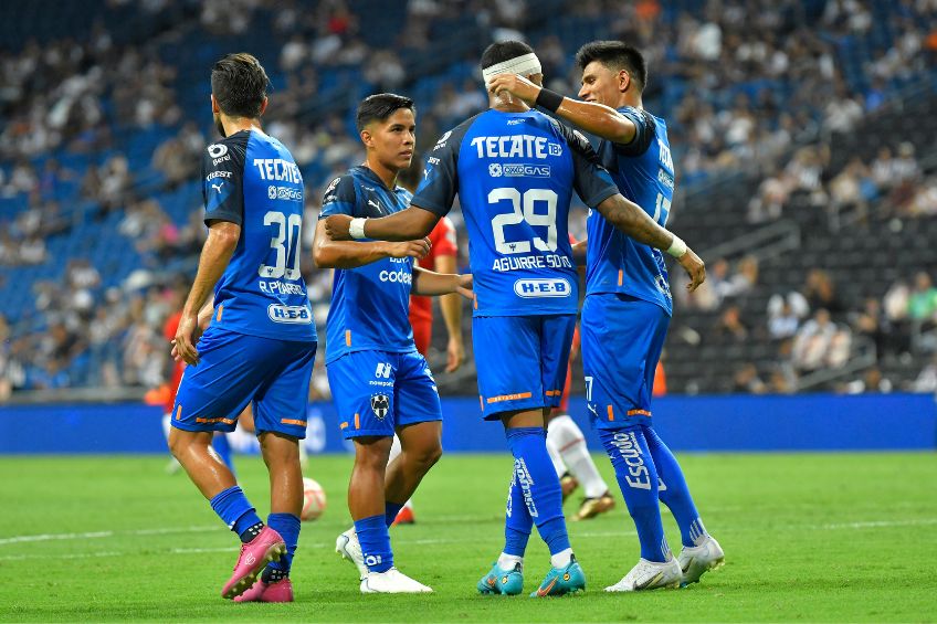 Jugadores de Monterrey festejando un gol