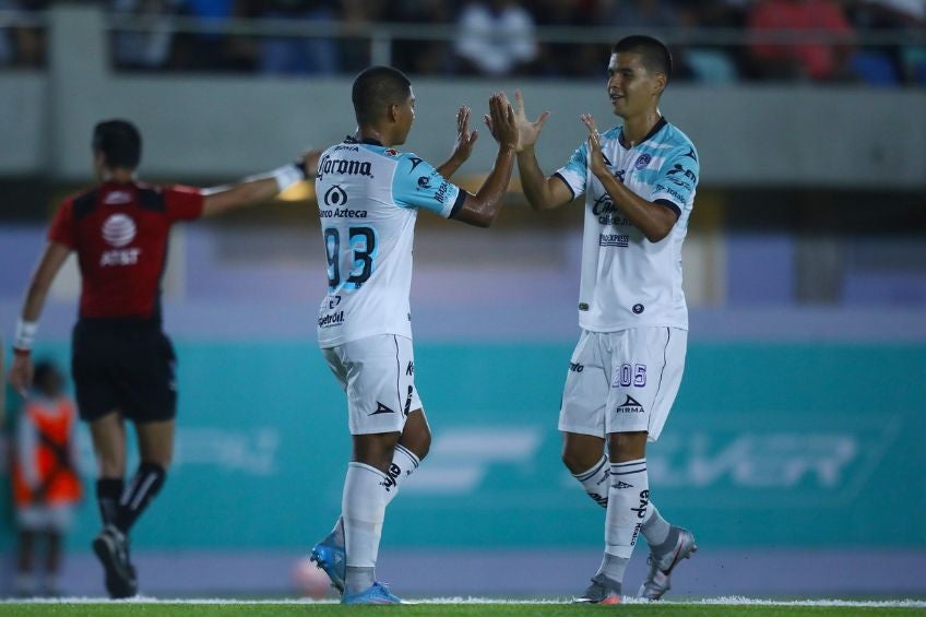 Jugadores de Mazatlán festejando un gol