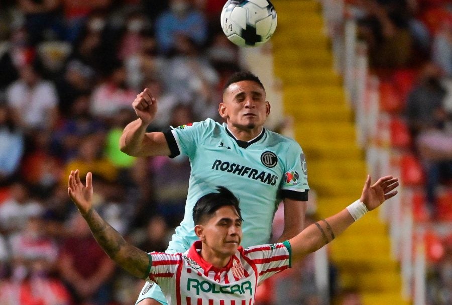 Óscar Venegas cabece el balón ante Necaxa