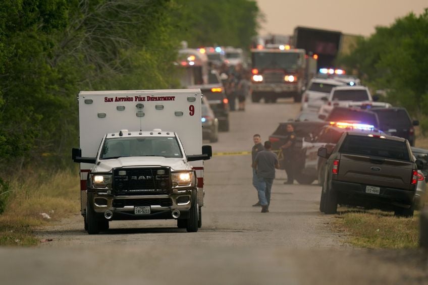 Ambulancia trasladando a uno de los migrantes heridos