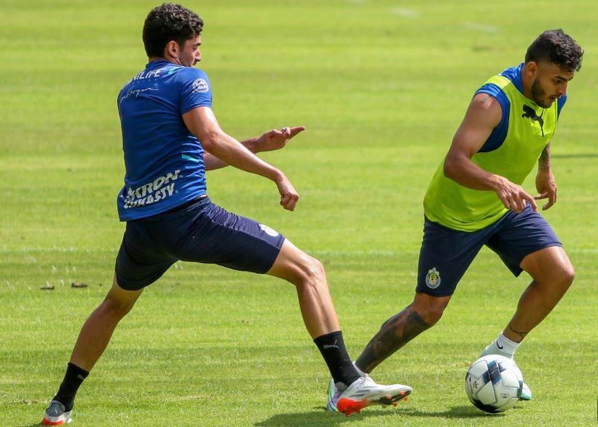 Vega, en una práctica con Chivas