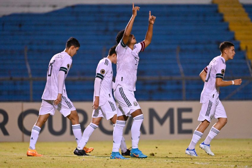 Isaías Violante festejando un gol