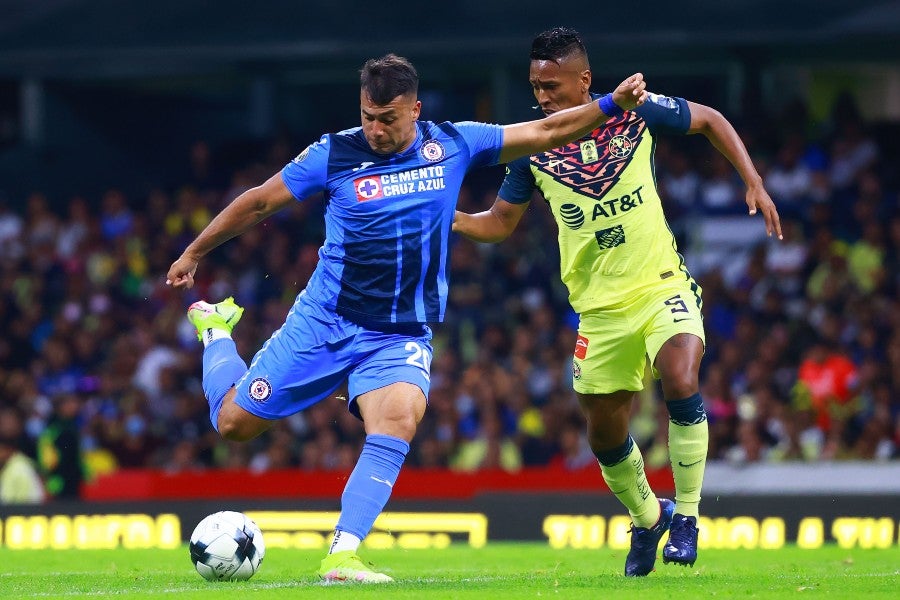 Iván Morales durante un partido con Cruz Azul