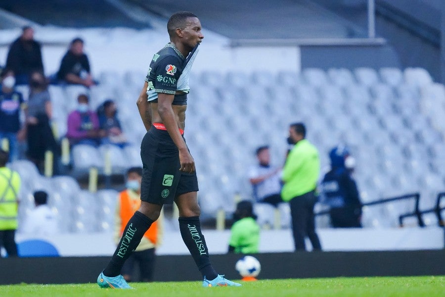 Juan Otero durante un partido con América