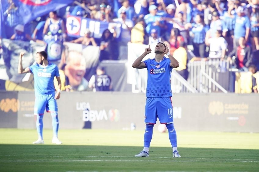 Ángel Romero previo a un partido de Cruz Azul