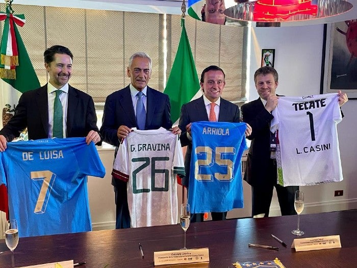 Los dirigentes posan con las playeras de Italia y México