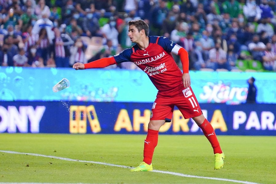 Isaac Brizuela durante un partido con Chivas