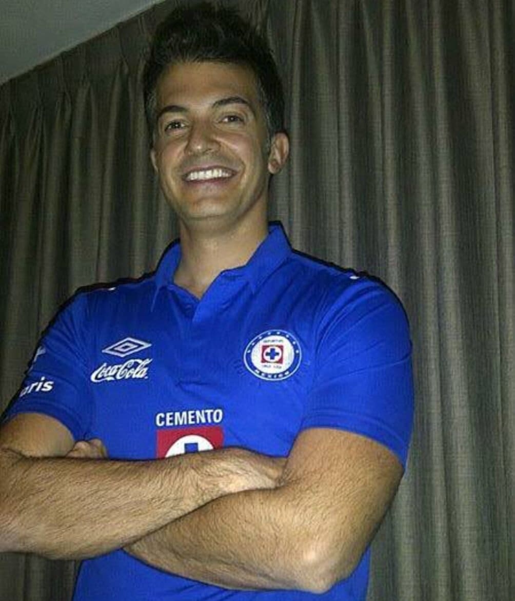 Fernando del Solar con la playera de Cruz Azul