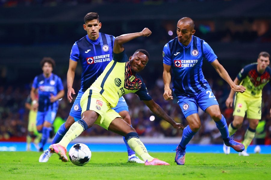 Juan Otero durante un partido con América