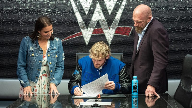 Logan Paul firmando contrato con la WWE