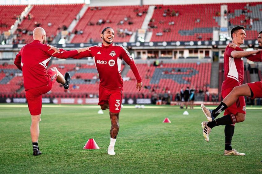 Carlos Salcedo previo a un partido de Toronto