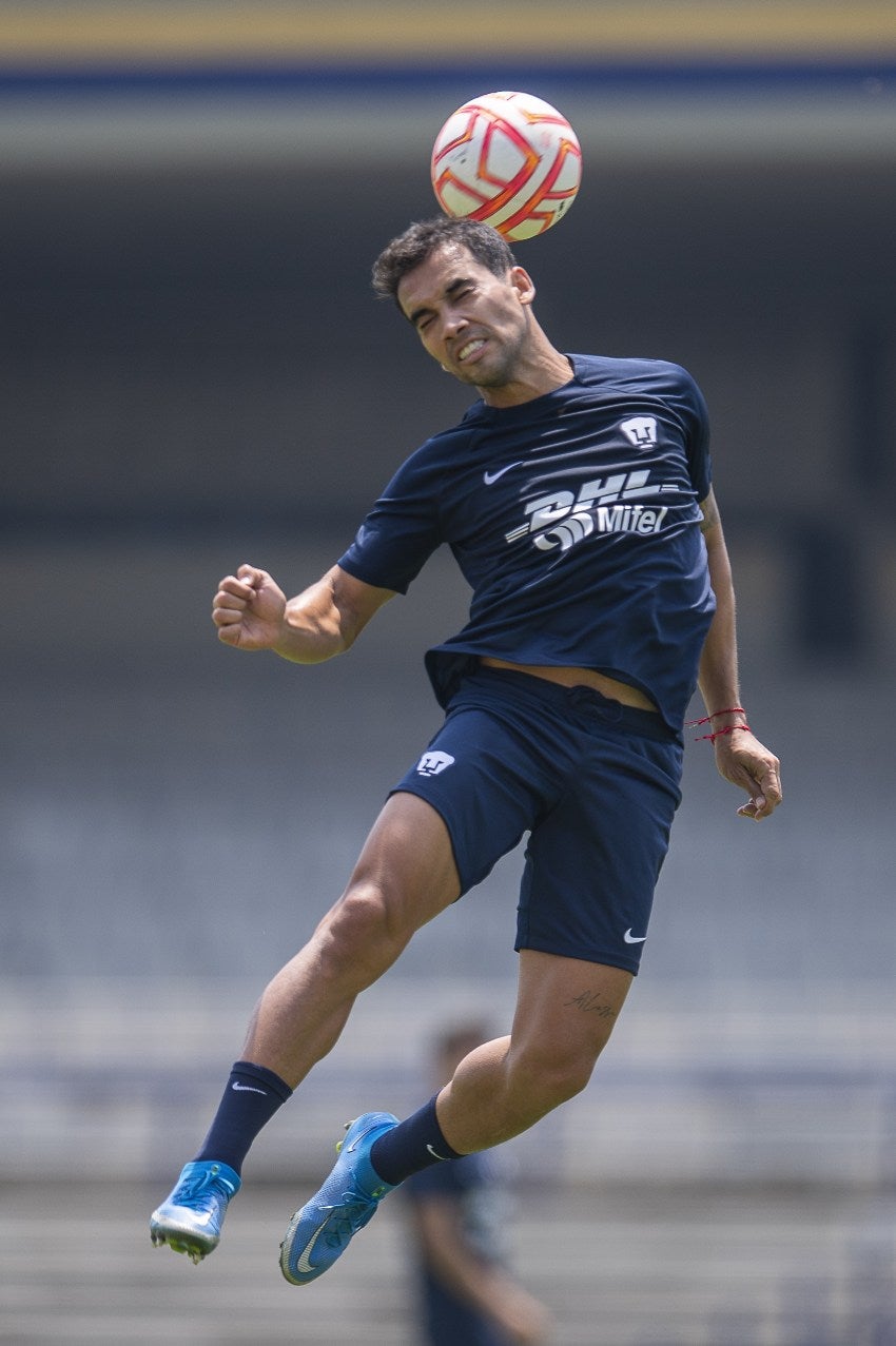 Adrián Aldrete en entrenamiento con Pumas