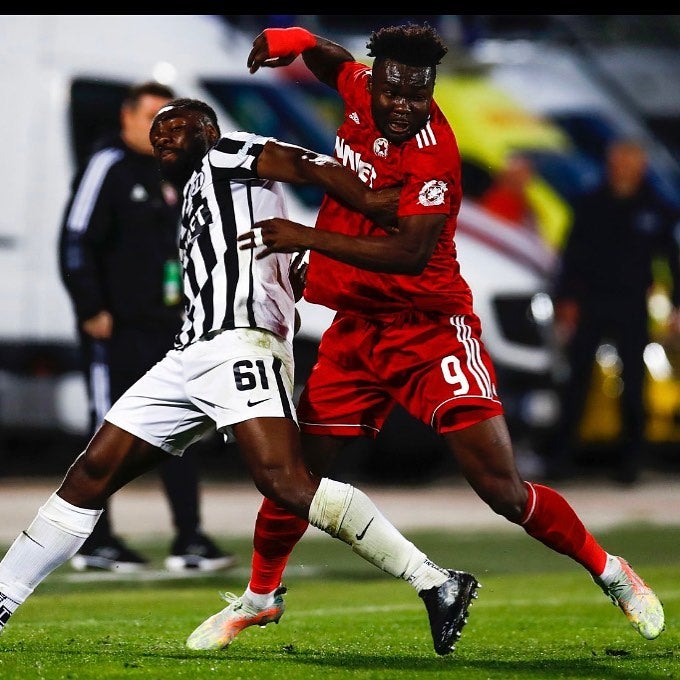 Jordy Caicedo disputando un balón 