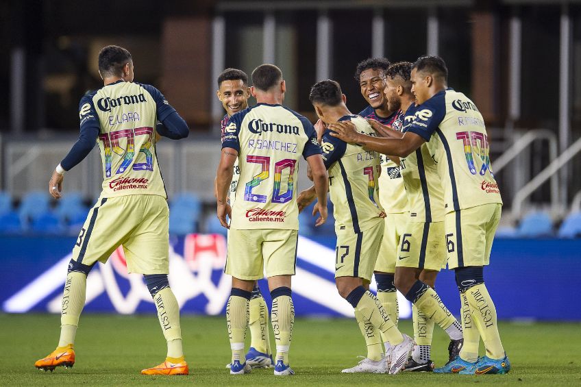 Jugadores del América festejando un gol