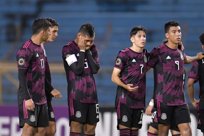 Jugadores del Tri Sub 20 lamentando una falla