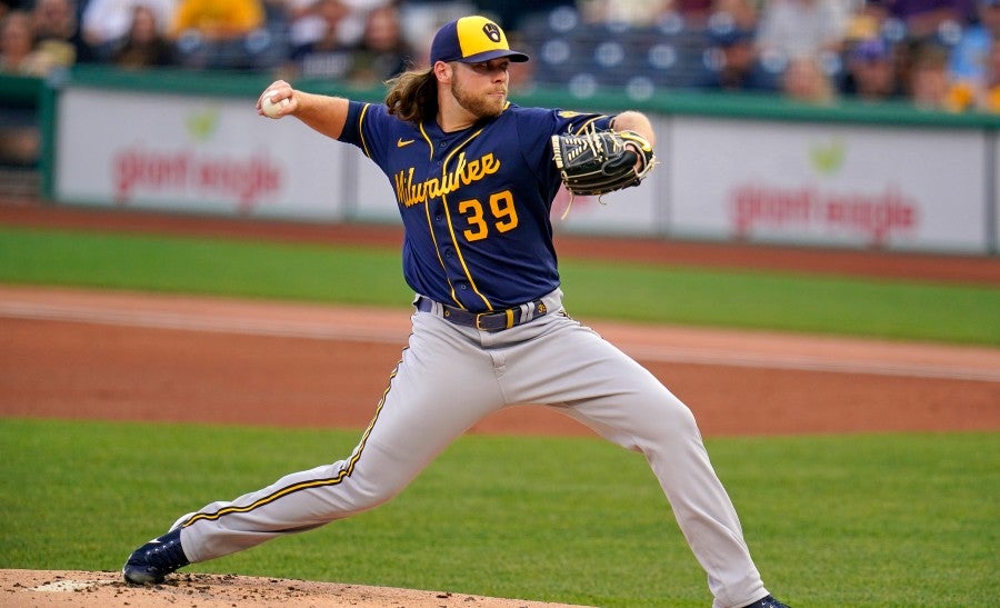 Corbin Burnes en la lomita