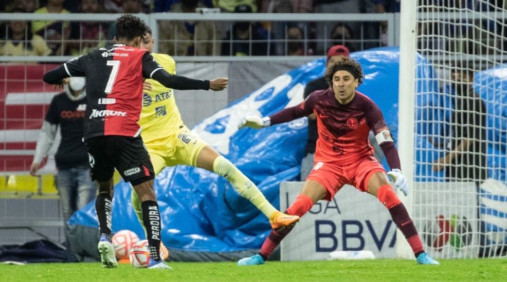 Ochoa sigue de cerca las acciones del rival