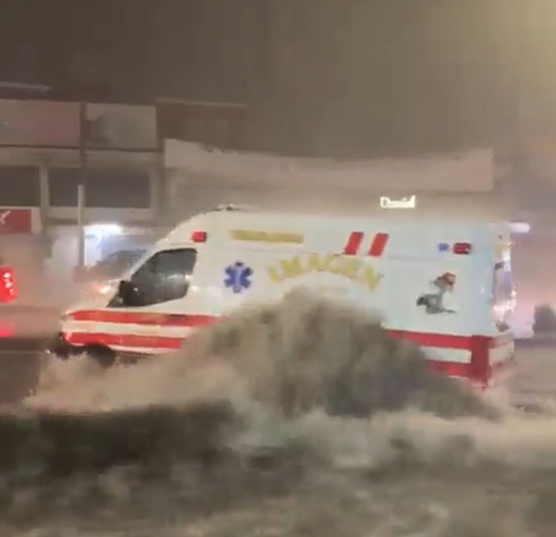 Ambulancia en corriente de agua 