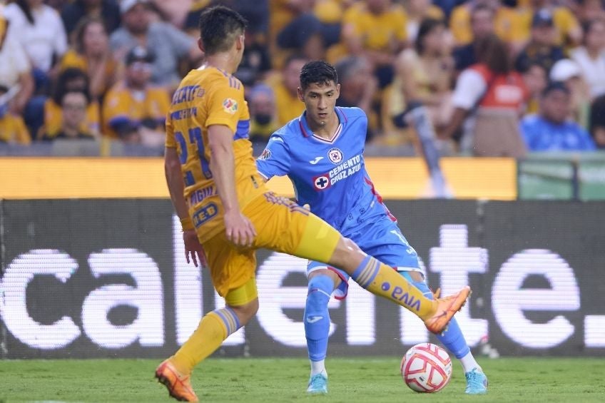 Uriel Antuna durante un partido del Cruz Azul