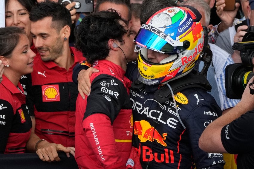 Checo Pérez festejando su podio en Silverstone