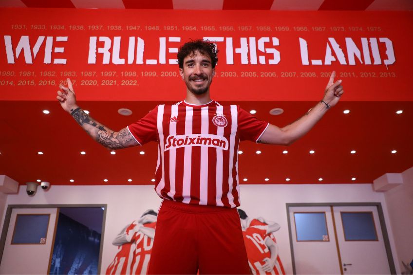 Sime Vrsaljko en su presentación con el Olympiacos