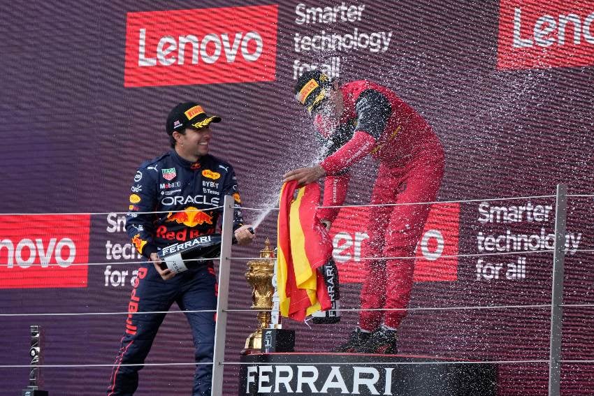 Checo Pérez tras su podio en el GP de Gran Bretaña