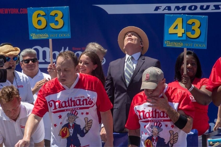 Joey Chestnut durante la competencia