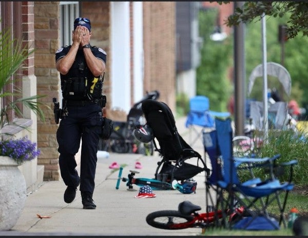 Policía camina sobre las calles de Highland Park tras la tragedia