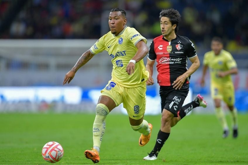 Roger Martínez en un partido del América