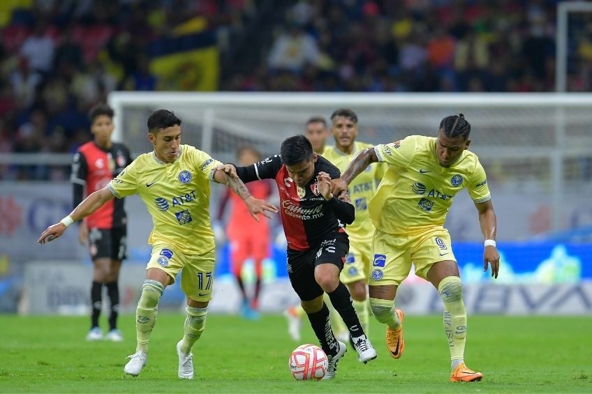 Roger Martínez en un partido del América