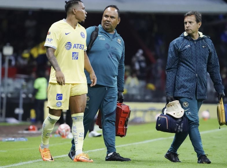 Roger es asistido por el cuerpo médico del club