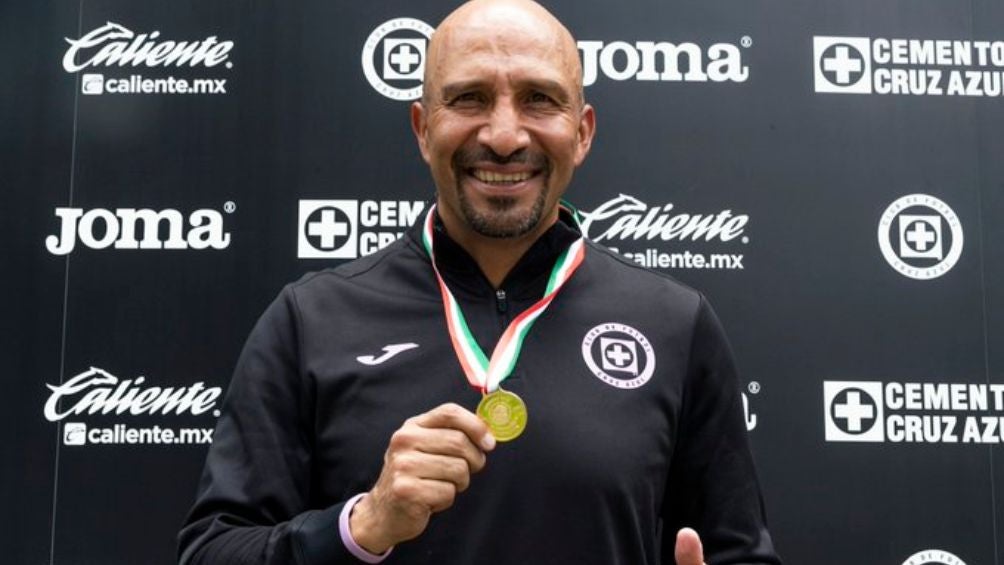 Conejo posó con su medalla al Mérito Deportivo 2021