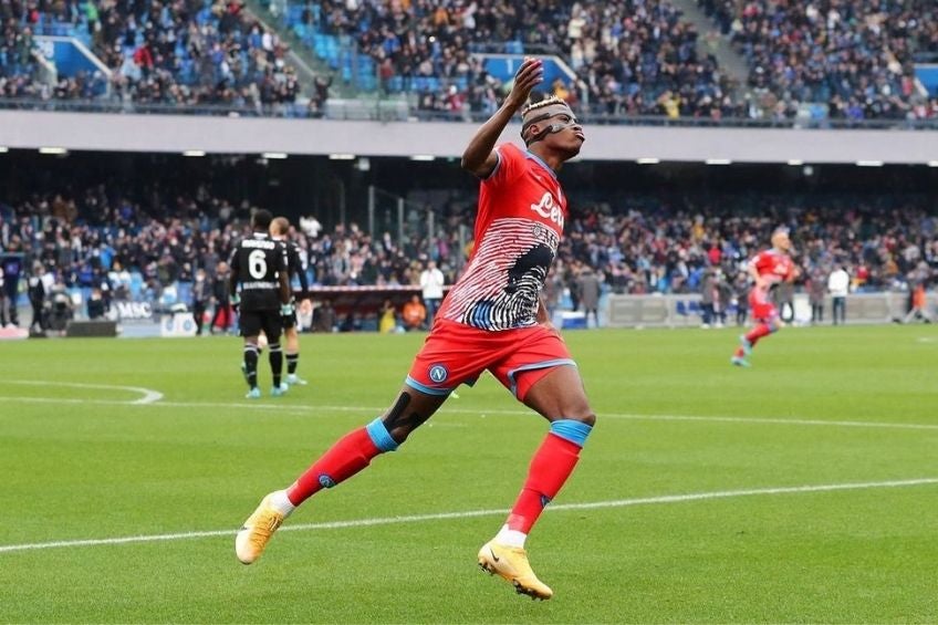 Victor Osimhen festejando un gol