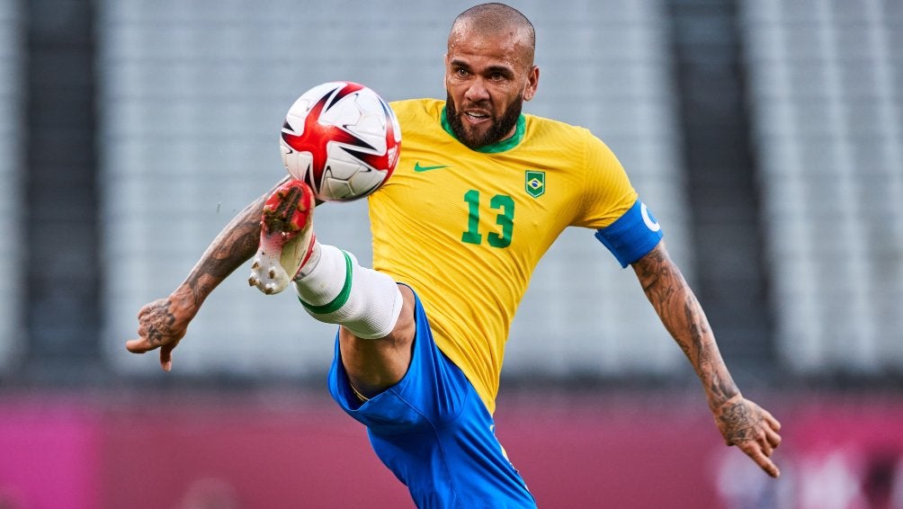 Dani Alves en acción con Brasil